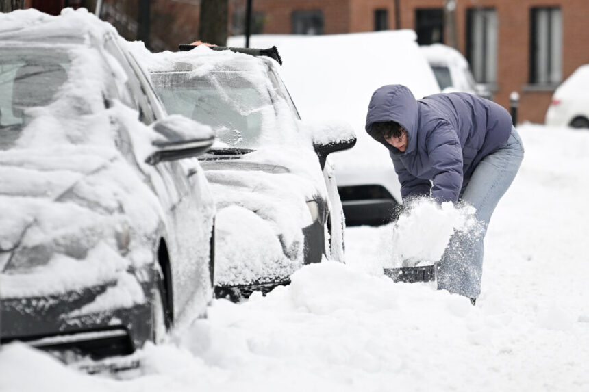 snowfall-means-a-white-christmas,-but-also-traffic-woes-across-southern-quebec-roads