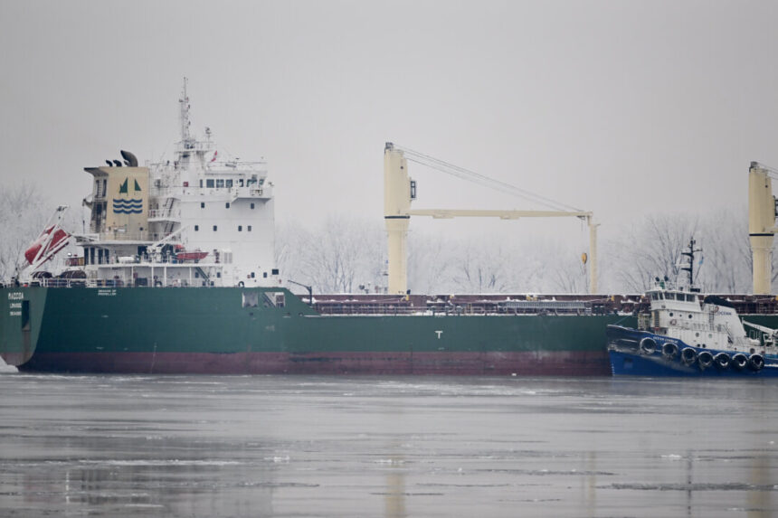 authorities-change-plan-to-free-ship-stranded-in-quebec