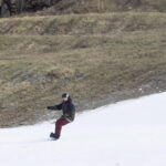 quebec-ski-hill-operators’-spirits-aren’t-dampened-by-rainy-and-warm-weather