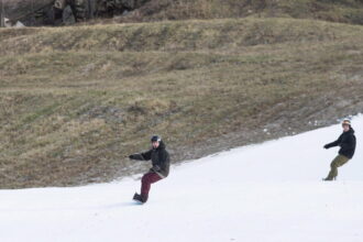 quebec-ski-hill-operators’-spirits-aren’t-dampened-by-rainy-and-warm-weather