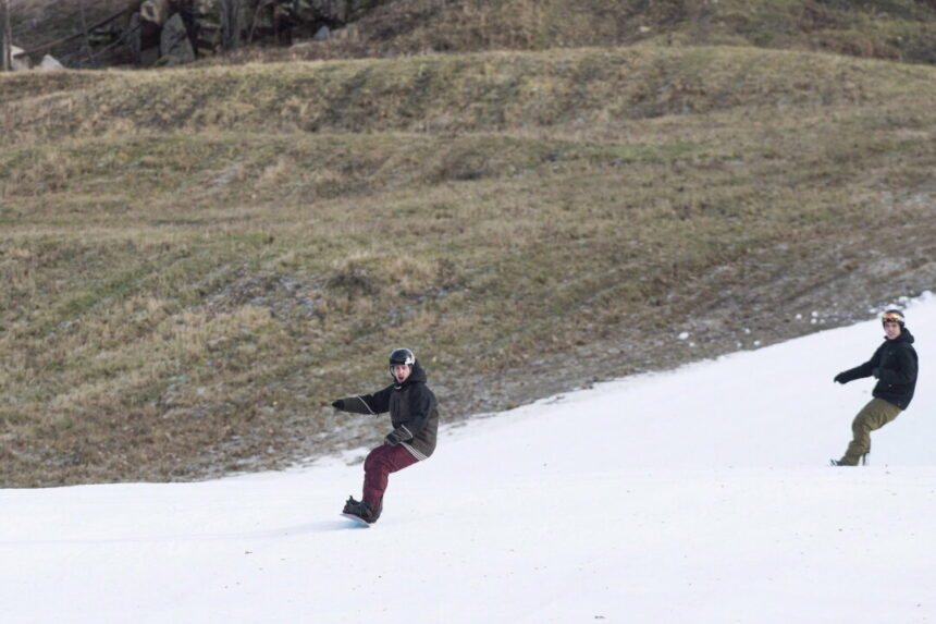 quebec-ski-hill-operators’-spirits-aren’t-dampened-by-rainy-and-warm-weather