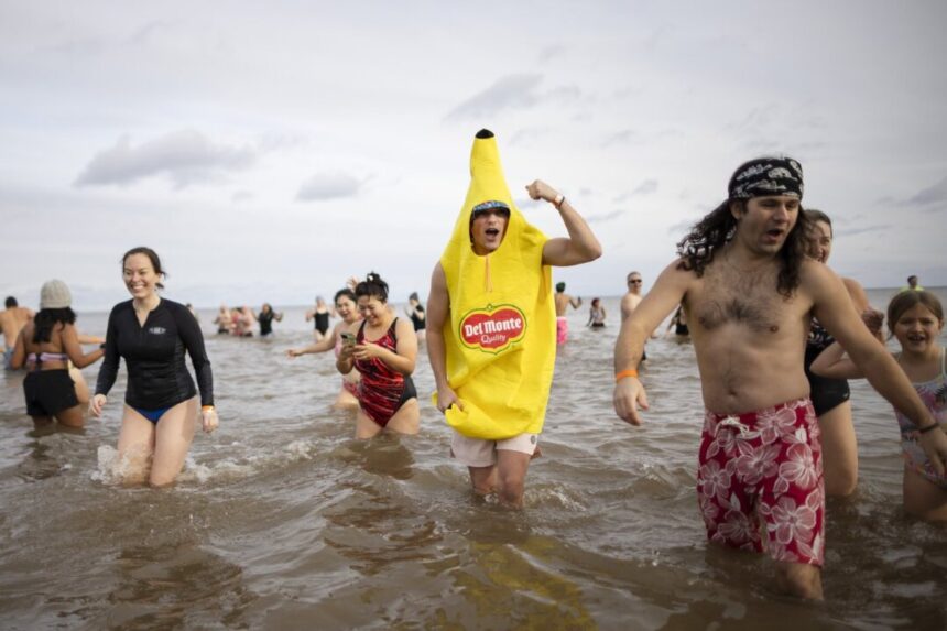 hardy-canadians-take-the-plunge-in-icy-new-year’s-day-tradition