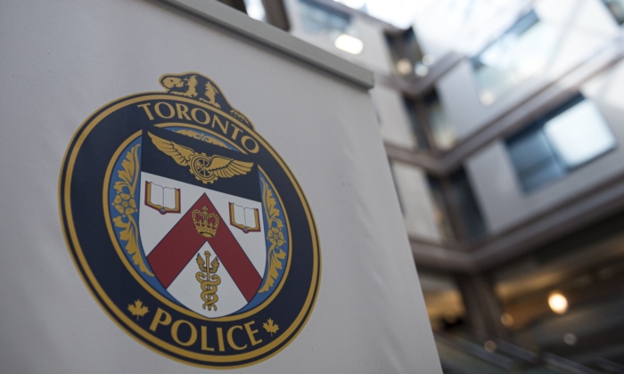 thieves-use-excavator-to-smash-into-bank,-steal-atm:-toronto-police