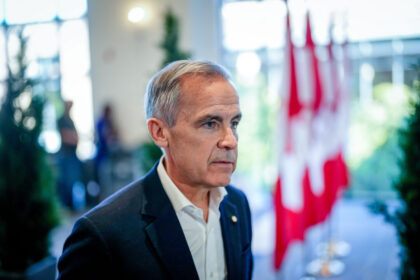 liberals-prefer-mark-carney-over-chrystia-freeland-as-next-leader,-poll-suggests
