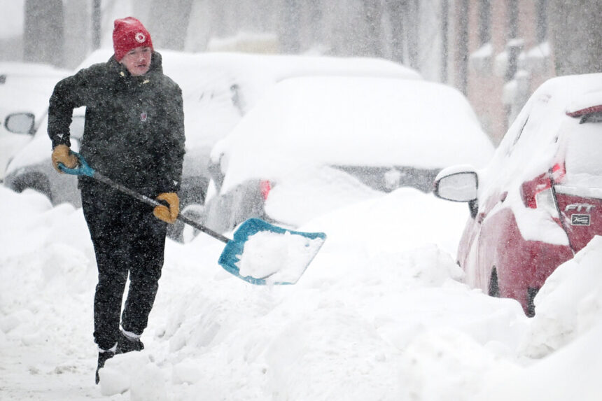 airport-delays-and-winter-storm-warnings-grip-canada,-but-weather-expected-to-ease-in-some-areas