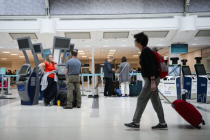 ottawa-says-canadians-can-get-passports-in-30-business-days,-or-it’s-free