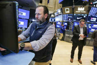 us-stocks-extend-selloff-as-trump-raises-tariffs-on-canada-metals