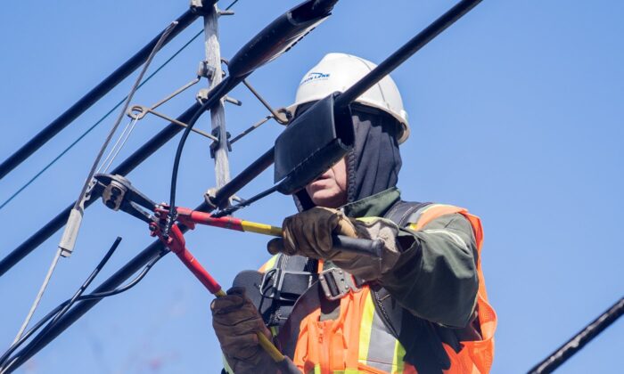 hundreds-of-thousands-still-without-power-in-ontario,-with-damaging-winds-in-forecast
