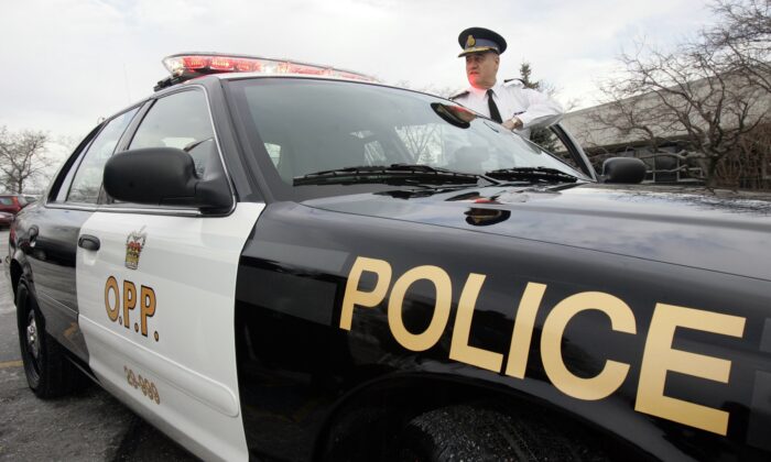 ontario-motorist-faces-charges-for-watching-movie-while-driving-on-highway-401:-police