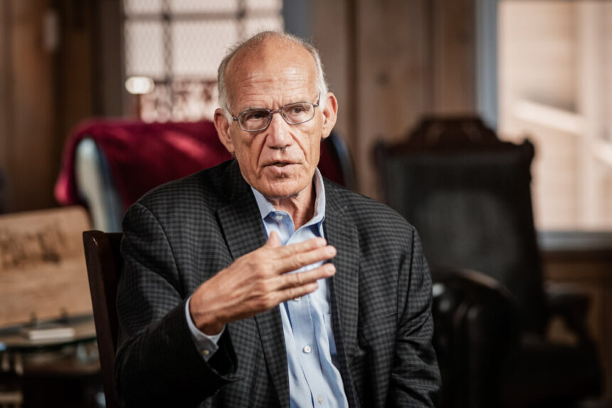 american-conservative-commentator-victor-davis-hanson-on-why-trump-prefers-carney-to-poilievre