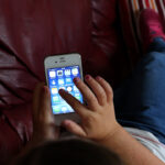 thousands-of-canadian-parents-take-up-pledge-to-delay-kids’-smartphone-use