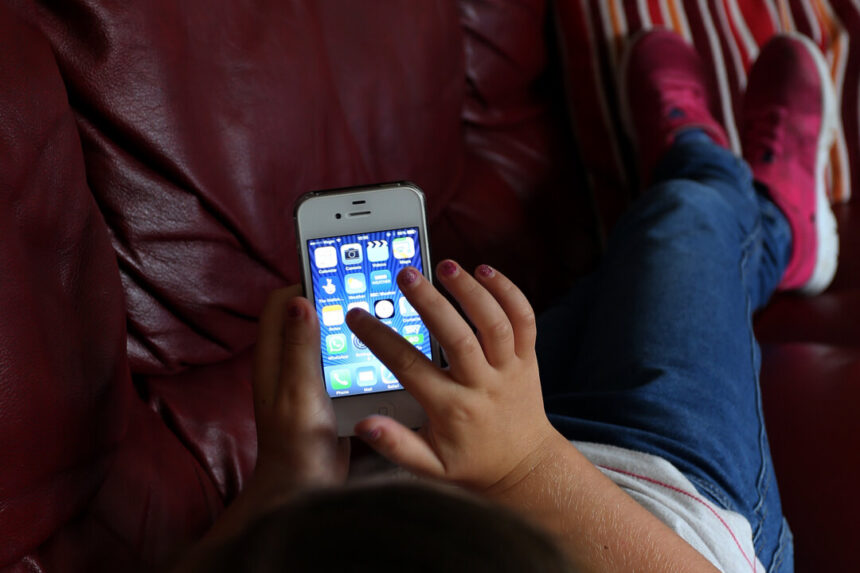 thousands-of-canadian-parents-take-up-pledge-to-delay-kids’-smartphone-use