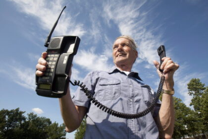 from-bulky-car-phones-to-pocket-computers,-cellphones-mark-40-years-in-canada