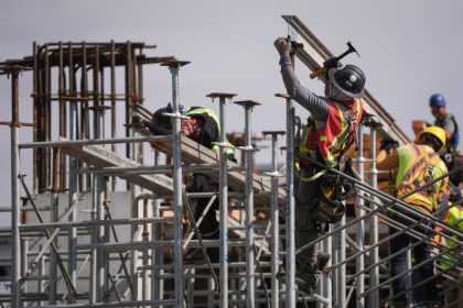 canadians-will-see-wages-pick-up-as-immigration-slows,-conference-board-argues