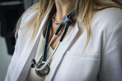 some-ontario-doctors-can-treat-family-members-as-regulatory-college-relaxes-rules-amid-shortage
