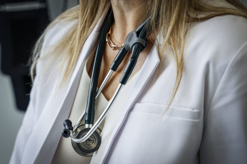 some-ontario-doctors-can-treat-family-members-as-regulatory-college-relaxes-rules-amid-shortage