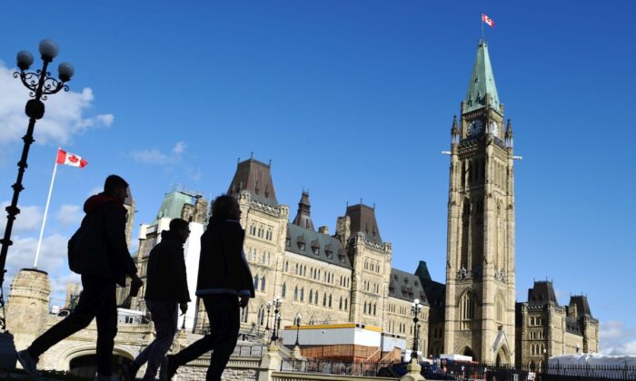 top-20-percent-of-canadian-income-earning-families-pay-more-than-half-of-total-taxes:-study