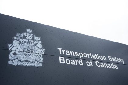 pilot-killed,-2-injured-after-small-plane-crashes-near-ottawa-airport