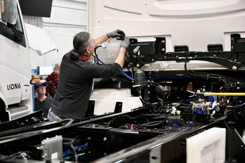poilievre-calls-for-scrapping-ev-mandate-after-auto-ceos’-private-letter-to-carney-made-public