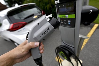 support-for-ev-mandates-drops-in-bc:-survey